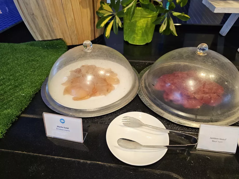 Geräucherter Fisch und Schinken