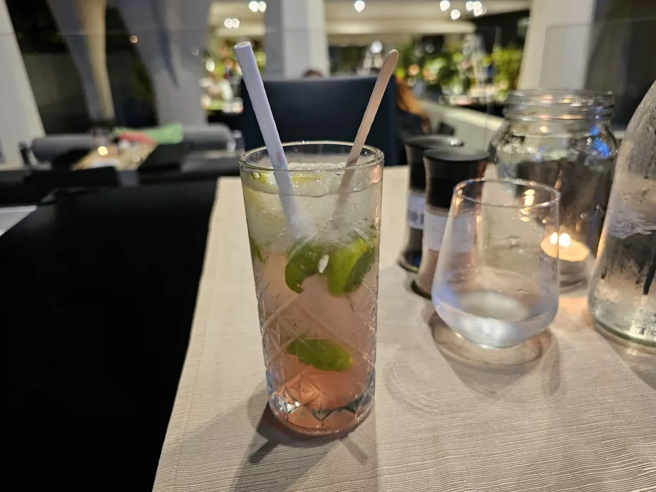 Cocktail mit Hibiskus