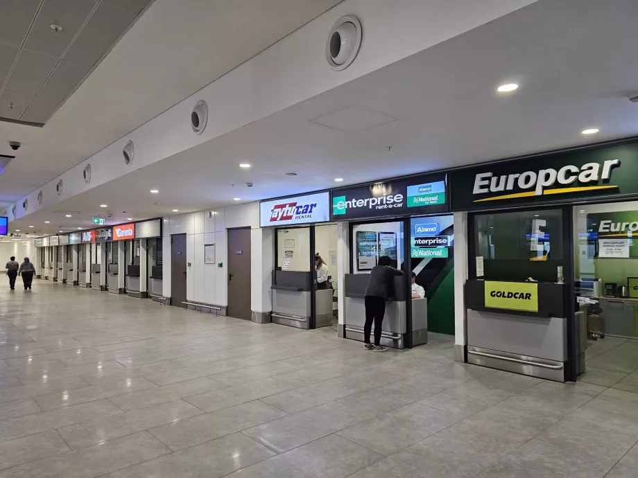 Schalter der Autovermietung im Terminal 2