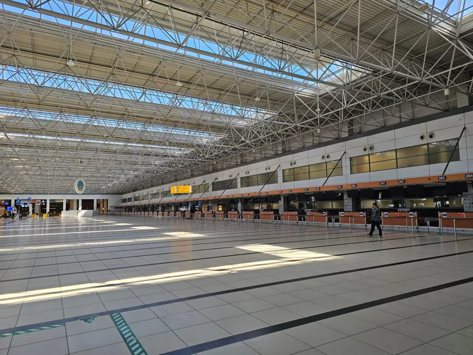 Check-in-Schalter im Terminal 2