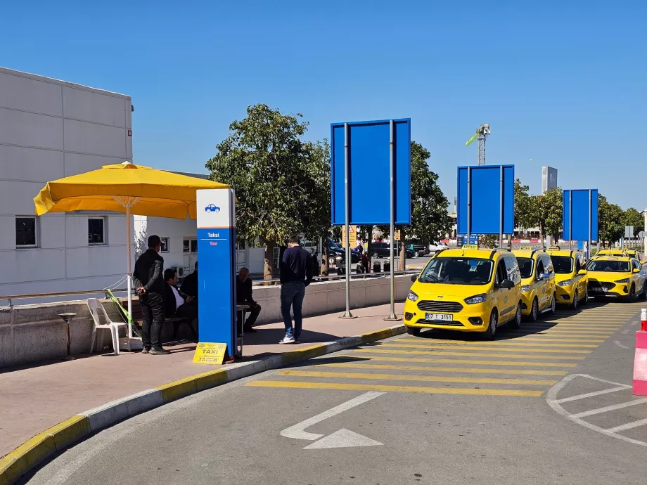 Taxistand vor dem Terminal 2