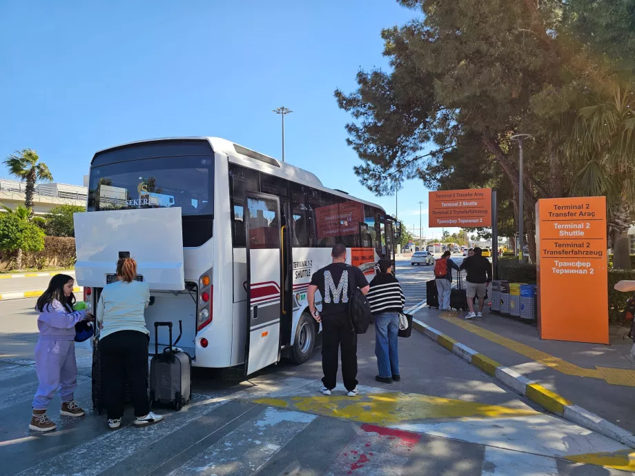 Shuttle-Bus-Haltestelle zwischen den Terminals vor dem Terminal 1