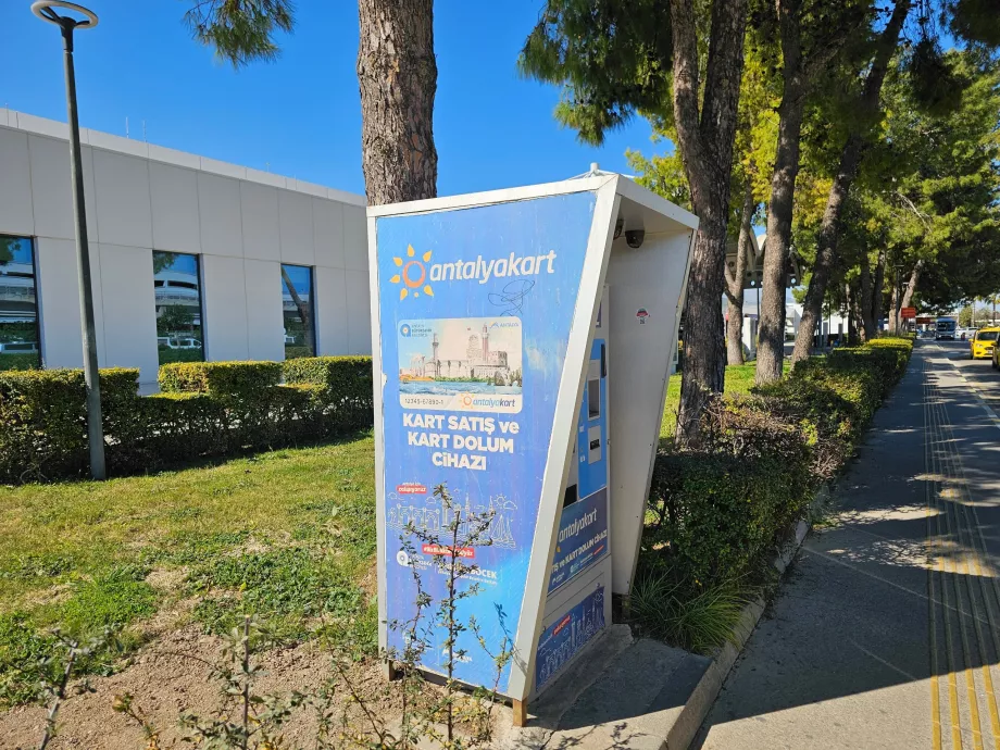 AntalyaKart-Automat direkt vor dem Terminal 1