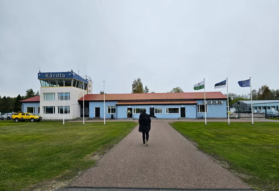 Ankunft am Flughafen Kärdla