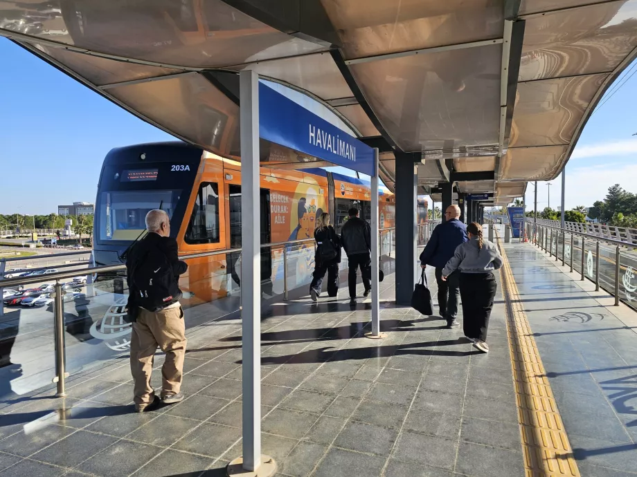 Straßenbahnhaltestelle vor dem Terminal 1