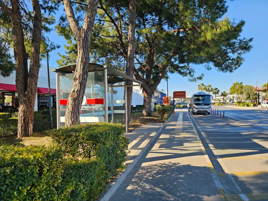 Stadtbushaltestelle vor dem Terminal 1