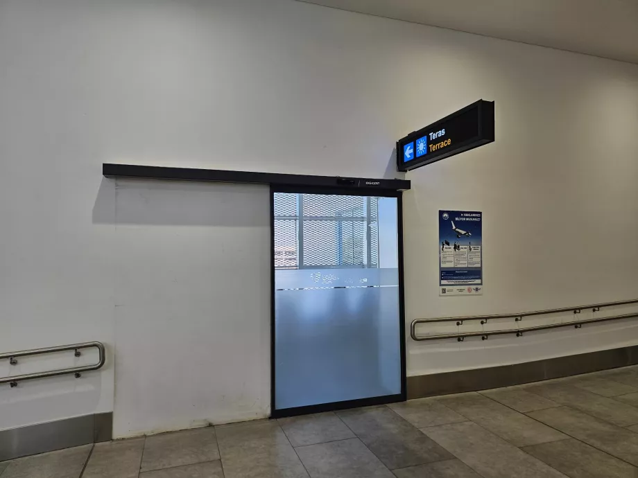 Raucherterrasse nach Sicherheitskontrolle