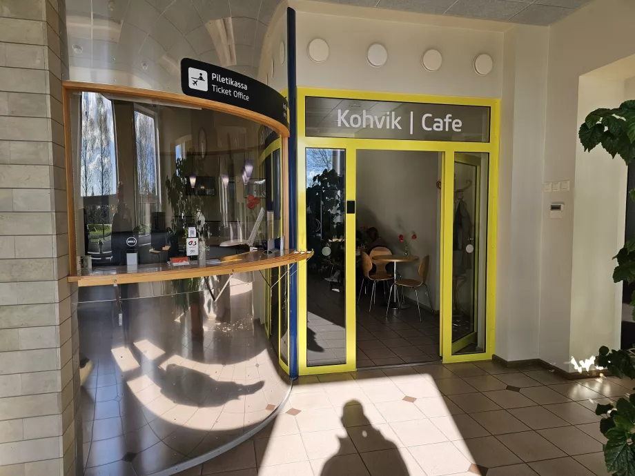 Café im öffentlichen Teil des Terminals