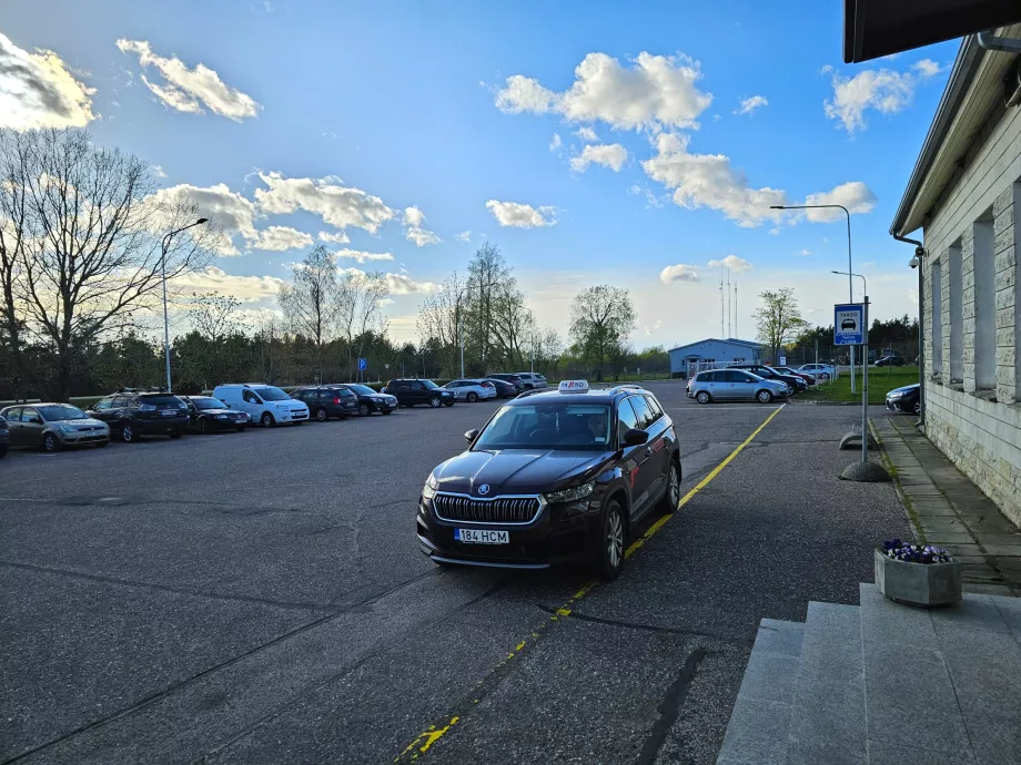Taxi vor dem Terminal