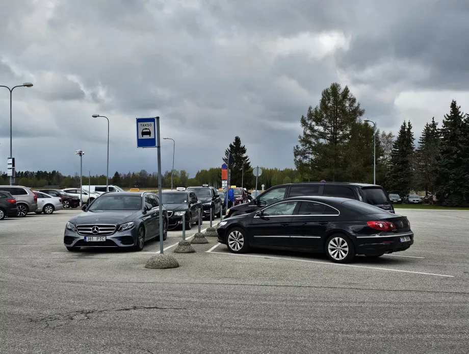 Taxistand vor dem Terminal
