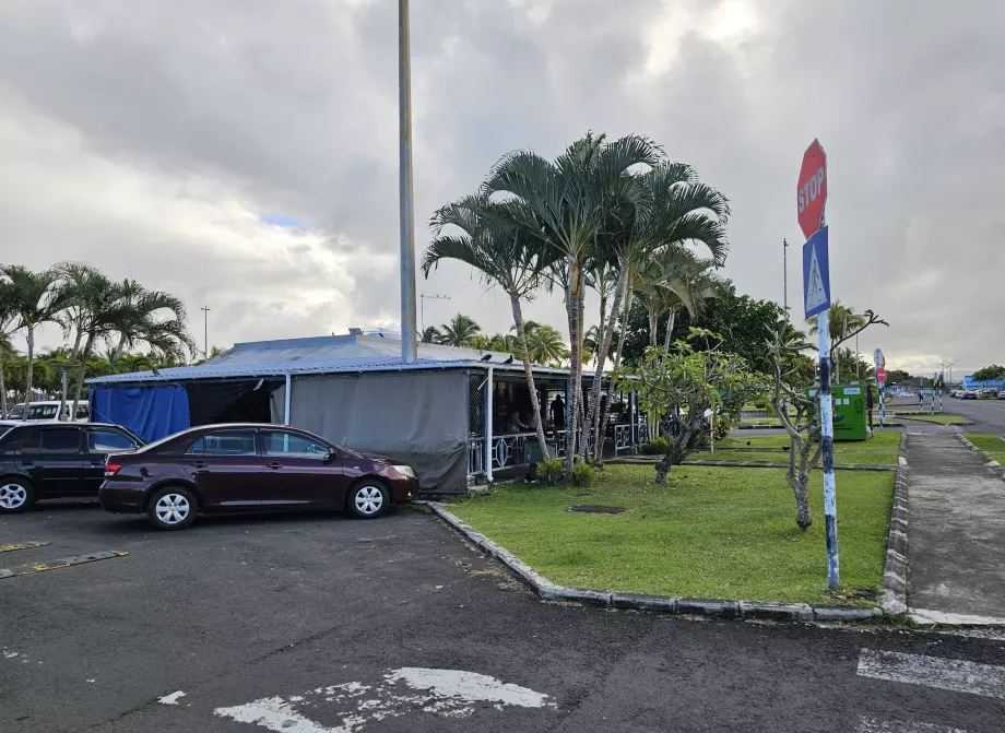 Erfrischungen auf dem Parkplatz an der Bushaltestelle