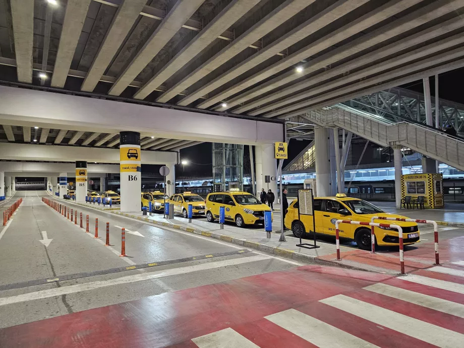 Taxistände am Flughafen Izmir
