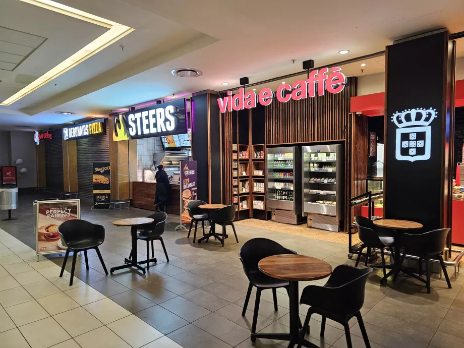 Cafés in der Ankunftshalle, öffentlicher Bereich