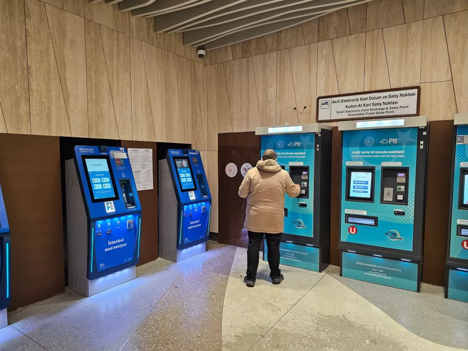 Blaue Automaten auf der linken Seite - Istanbulkart; blaue Automaten auf der rechten Seite - PTT-Karte