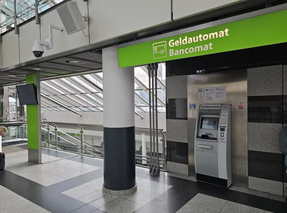 Geldautomat in der Abflughalle