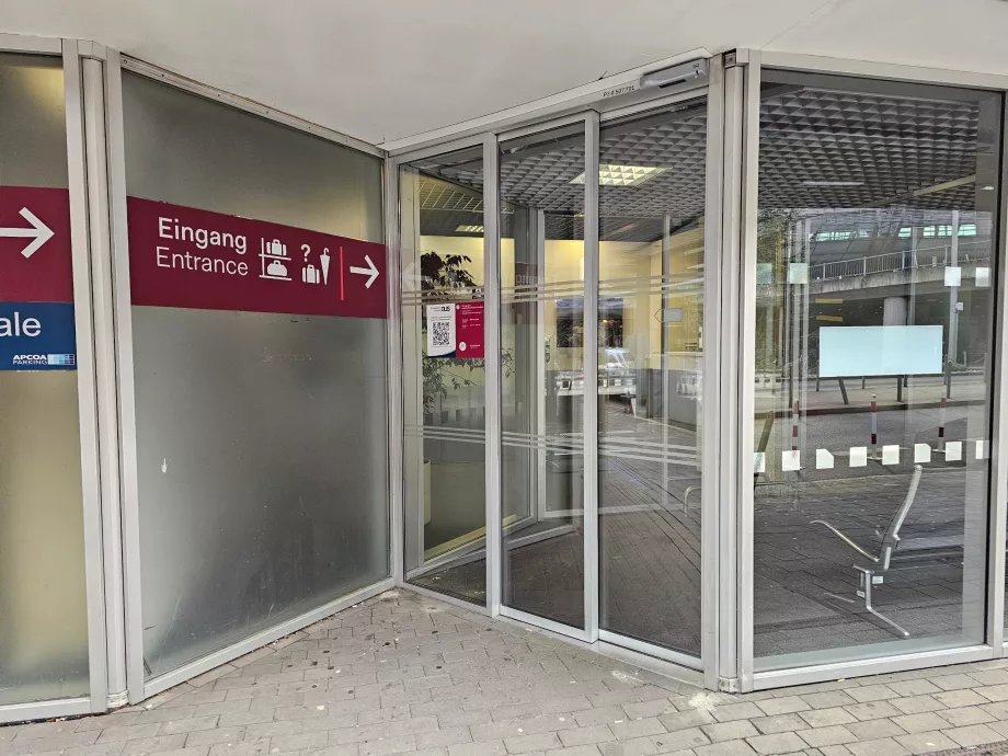 Gepäckaufbewahrung in der Garage gegenüber dem Terminal