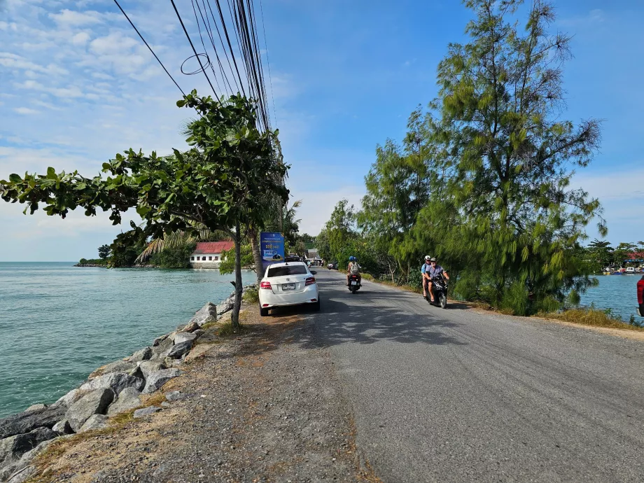 Straße zum Wat Phra Yai und Parkplatz