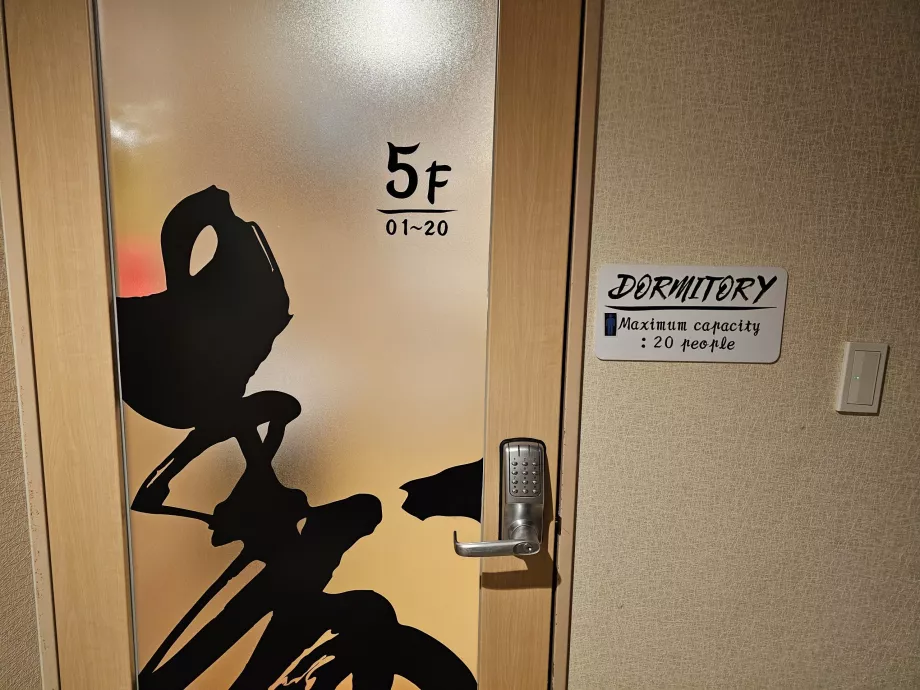 Verschlüsselte Tür zum Gemeinschaftsraum im 5. Stock