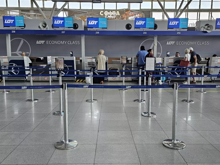 Einchecken am Flughafen, LOT