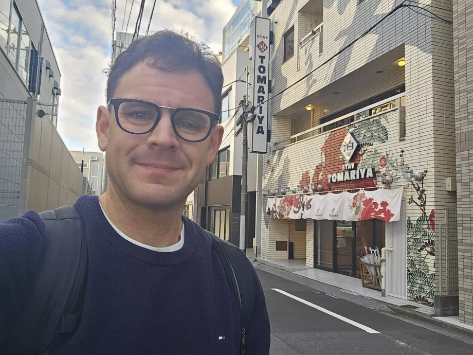 Ich vor dem Tomariya Hotel