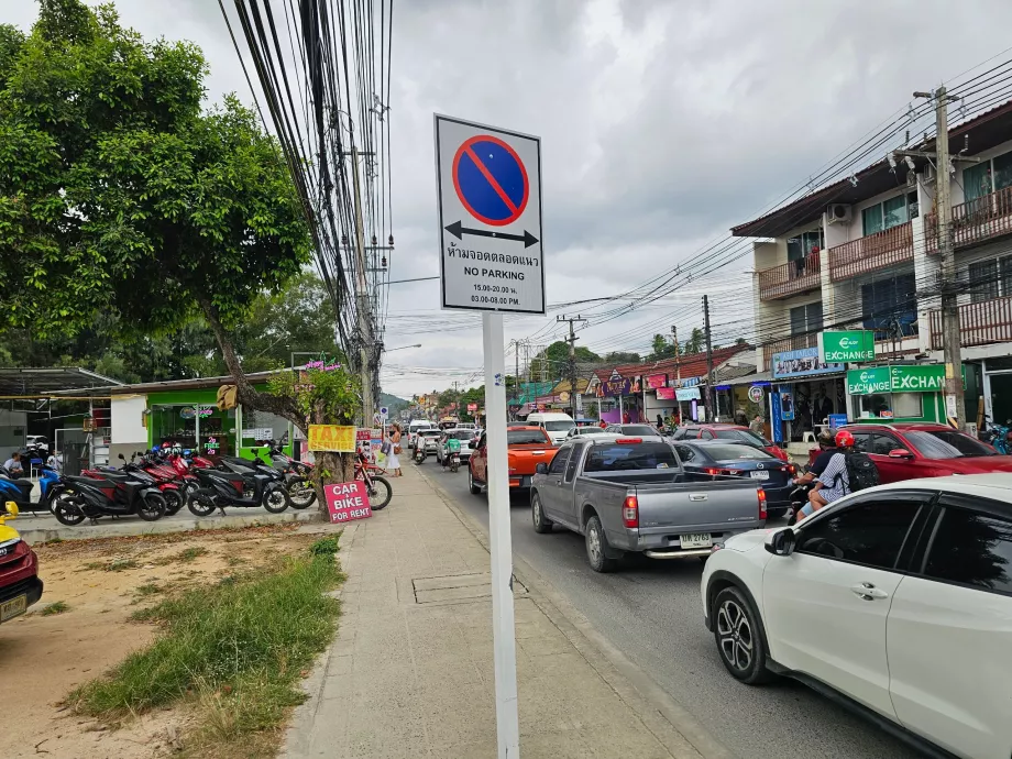 Parkverbot entlang der Hauptstraße