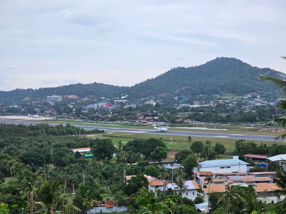 Blick auf den Flughafen von der Chaweng-Pagode aus