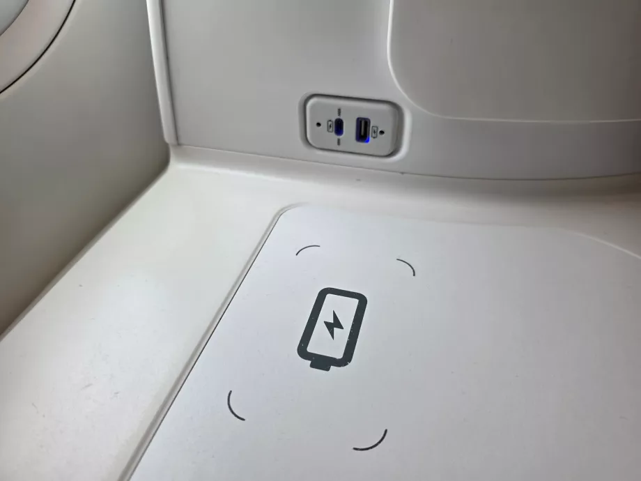 Kabelloses Laden und USB-Anschlüsse