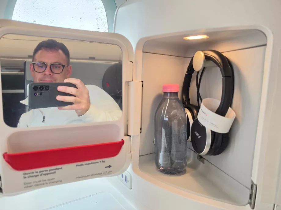Ein Spiegel, Kopfhörer und eine Flasche Wasser