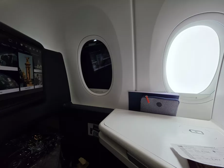 Ein getöntes und ein ungetöntes Fenster neben meinem Sitzplatz