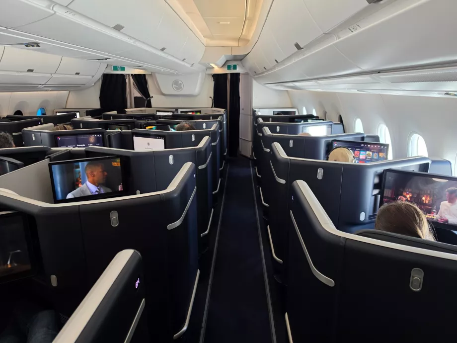 Ein Blick in die Business-Class-Kabine während eines Fluges