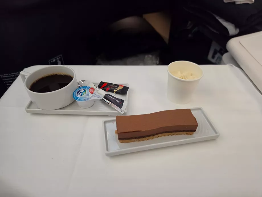 Mittagessen: ein Schokoladendessert und ein Kaffee