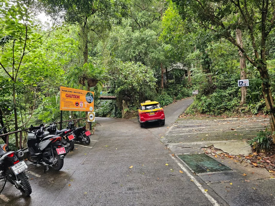 Parkplatz für Autos und Motorroller