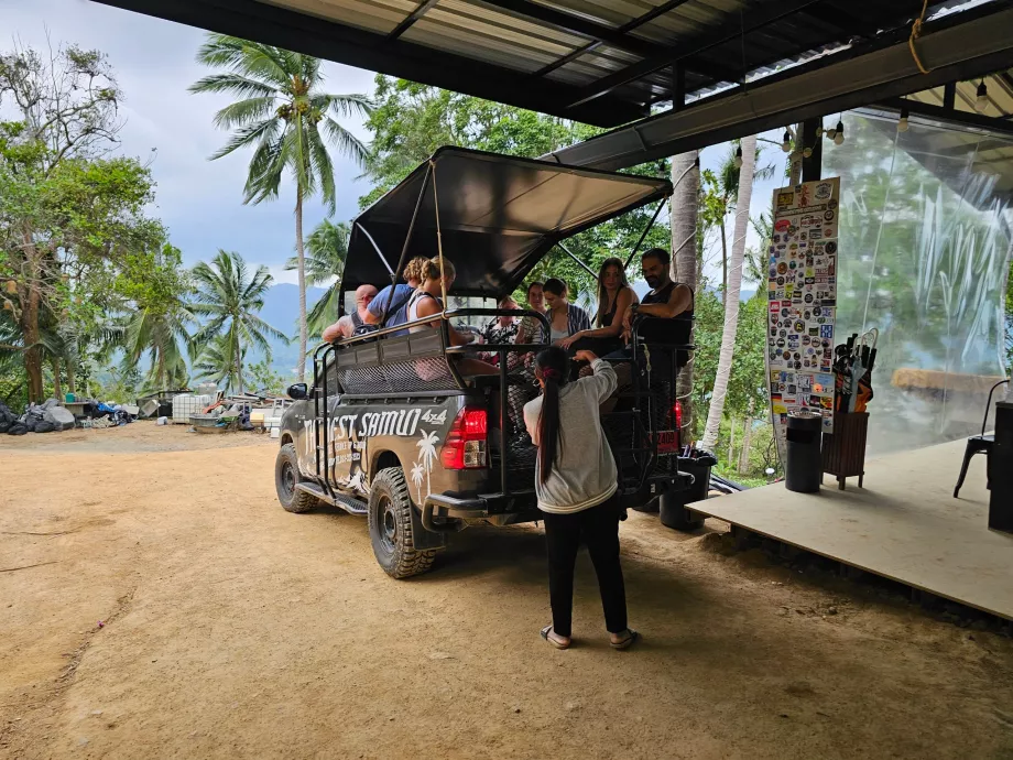 Transport-Jeeps nach Overlap Stone 2