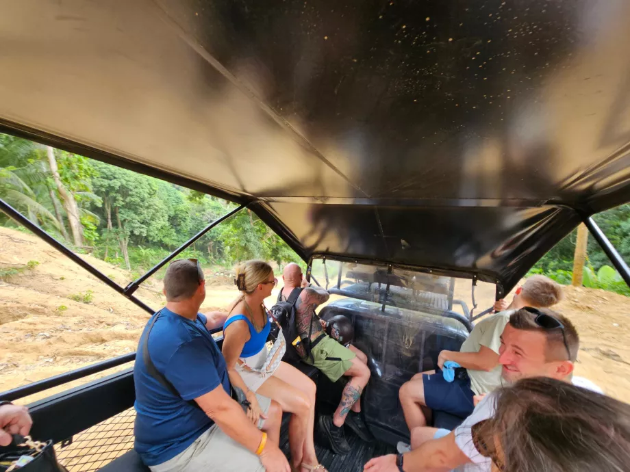 Transport-Jeeps nach Overlap Stone 2