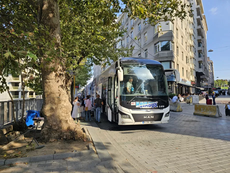 Havabus Richtung Sabiha Gokcen Flughafen zum Taksim Platz