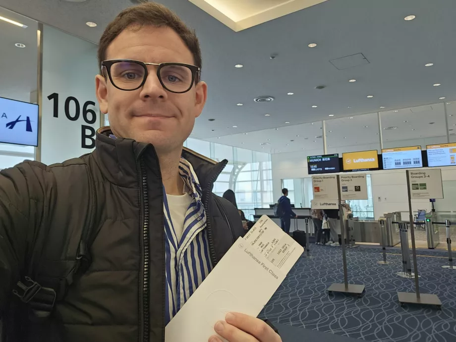 Ich mit einer Bordkarte für die Erste Klasse