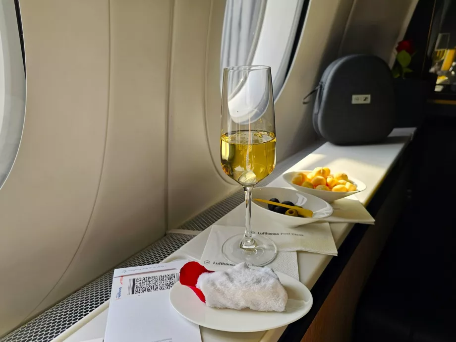 Begrüßungsgetränk, Macadamianüsse und Oliven