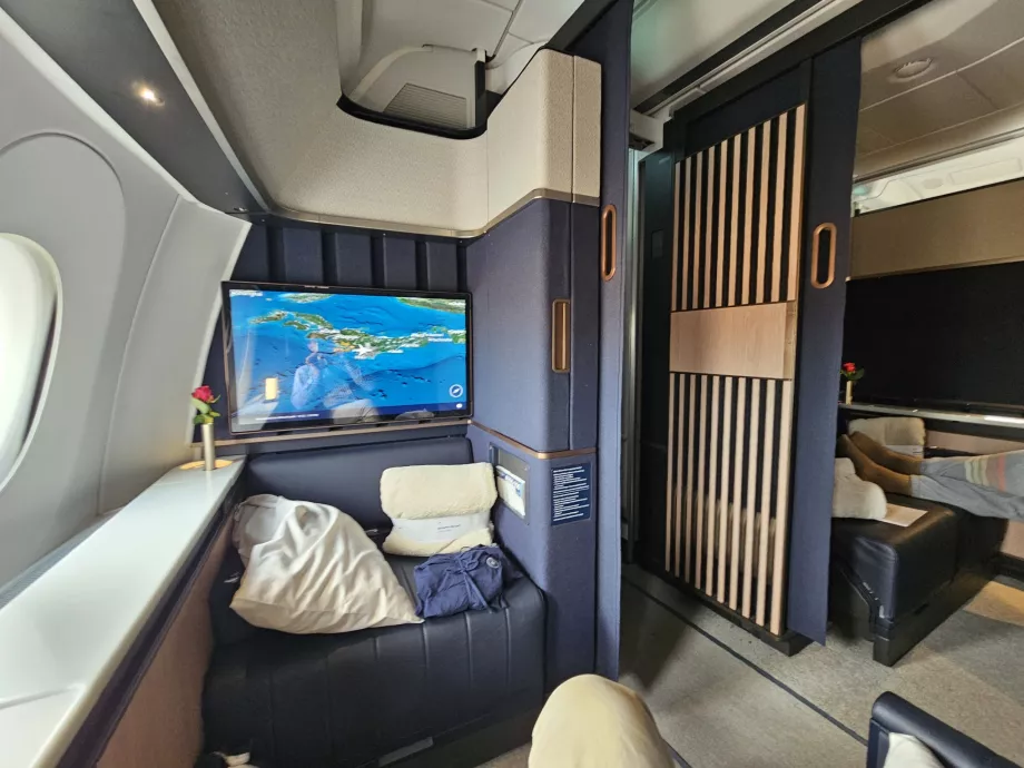 Blick auf die Gasse und die angrenzende Doppelsuite 1D/1E - offene Tür