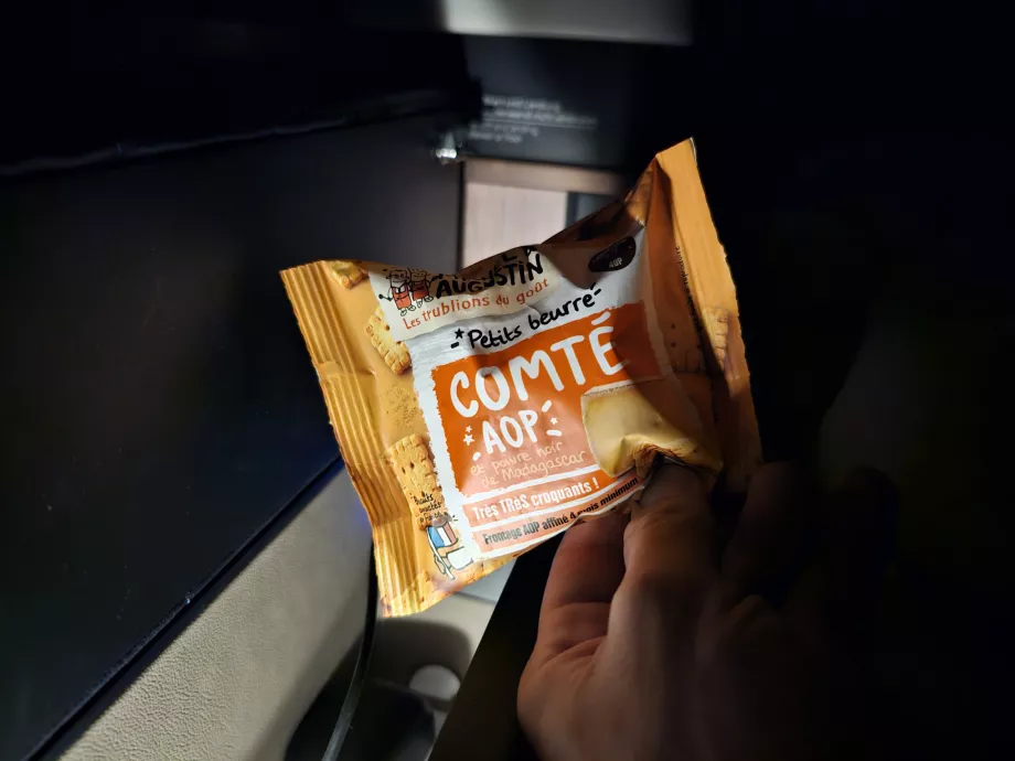 Snack während des Fluges auf dem Weg zur Toilette