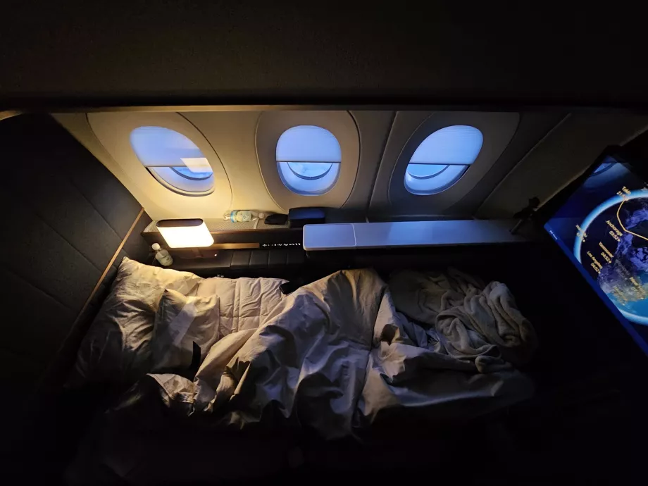 Ausklappbares Sofa auf dem Bett