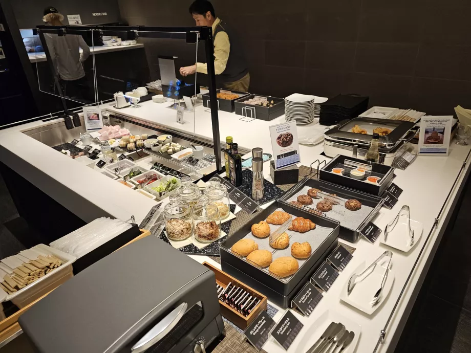 Erfrischungen an der Buffetbar