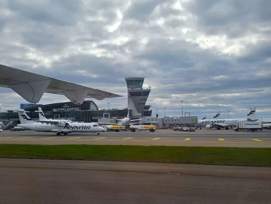 Finnair-Flugzeug am Flughafen Helsinki