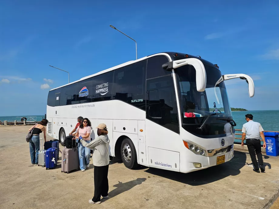 Bus von Surat Thani Flughafen nach Donsak Hafen