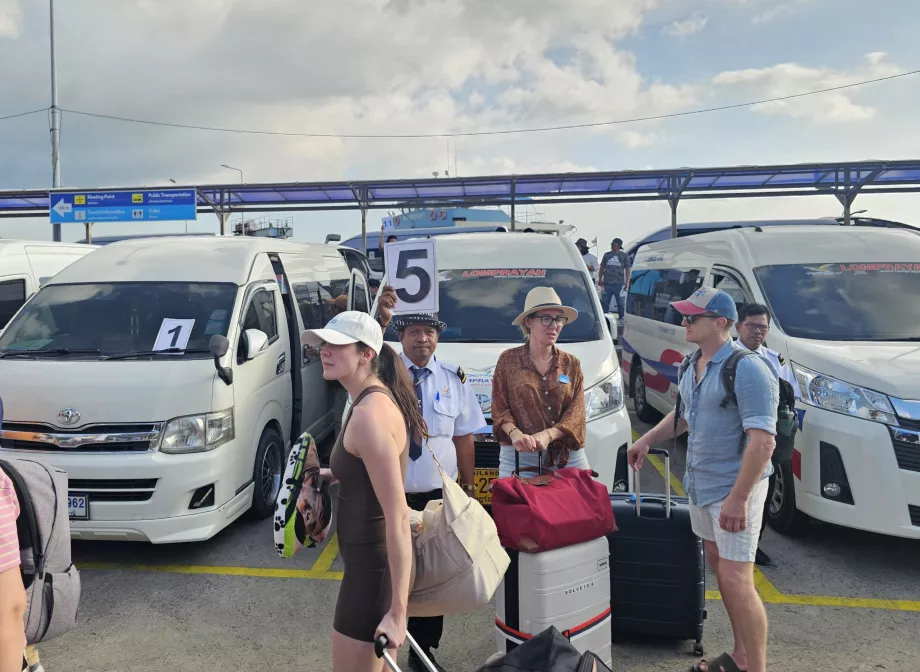 Minivans am Nathon Pier