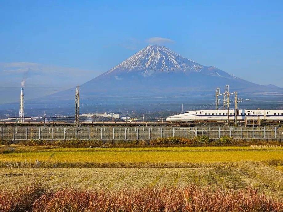 Shinkansen mit dem Berg Fuji im Hintergrund