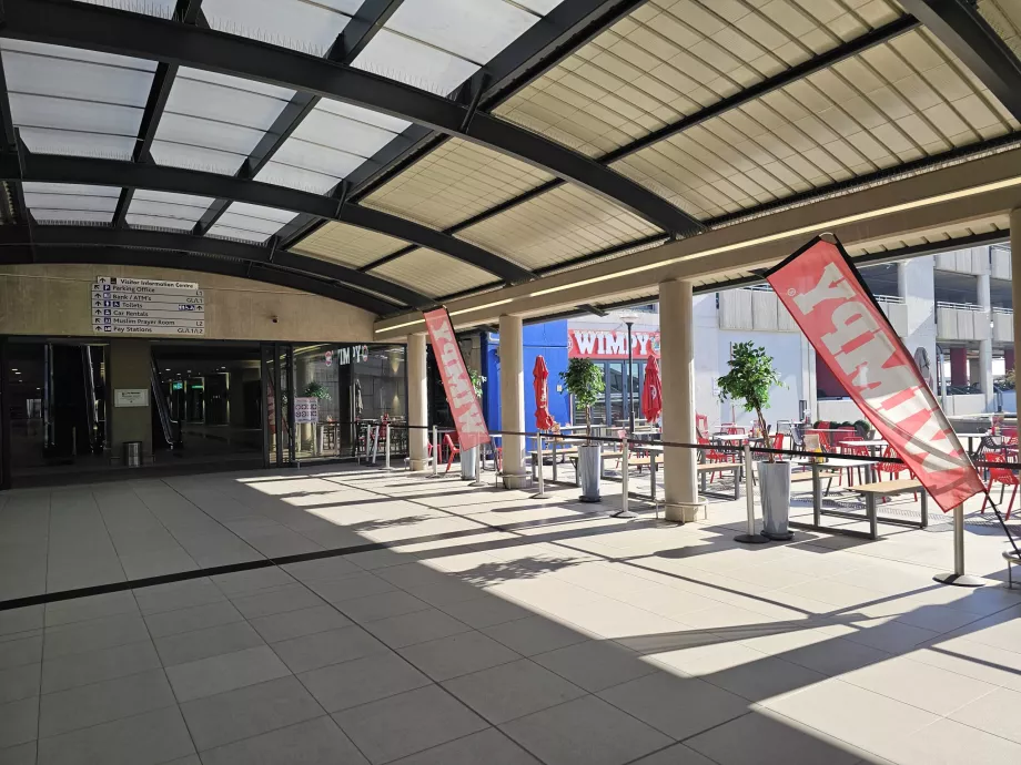 Wimpy im Gebäude gegenüber dem Terminal