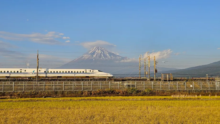 Shinkansen mit dem Berg Fuji im Hintergrund