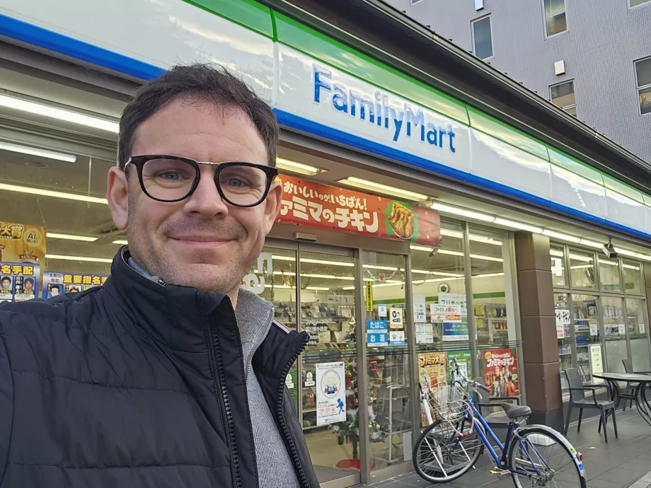 Ich vor dem Family Mart