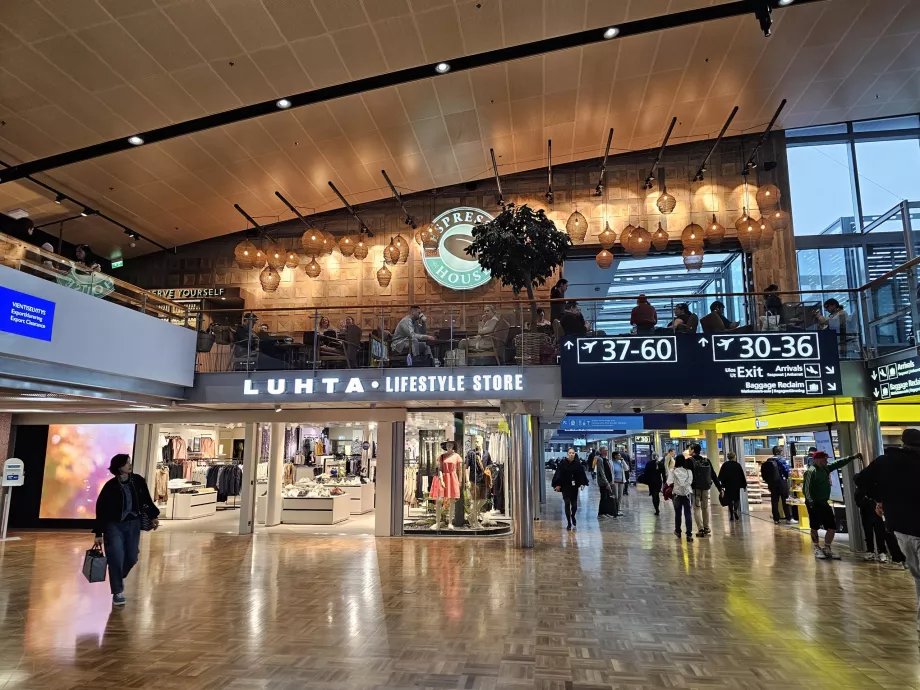 Cafés und Geschäfte in der Transitzone