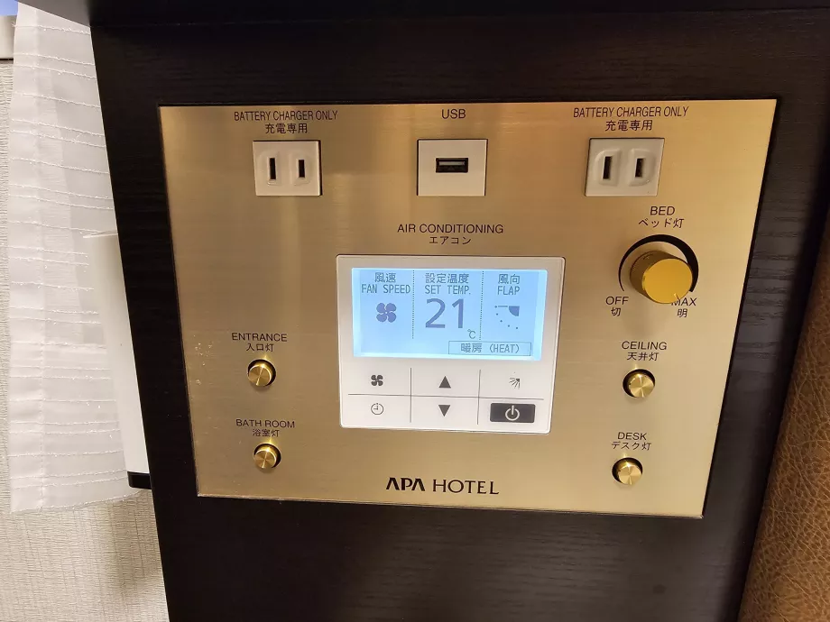 Steckdosen, USB-Stecker und Klimatisierung im APA Hotel